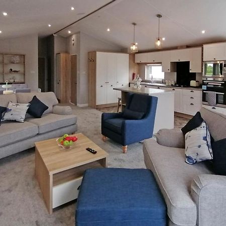 The Springs Lakeside Holiday Park Fladbury Экстерьер фото