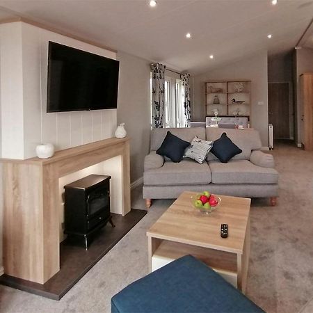 The Springs Lakeside Holiday Park Fladbury Экстерьер фото