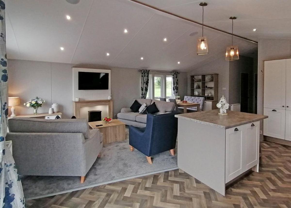 The Springs Lakeside Holiday Park Fladbury Экстерьер фото