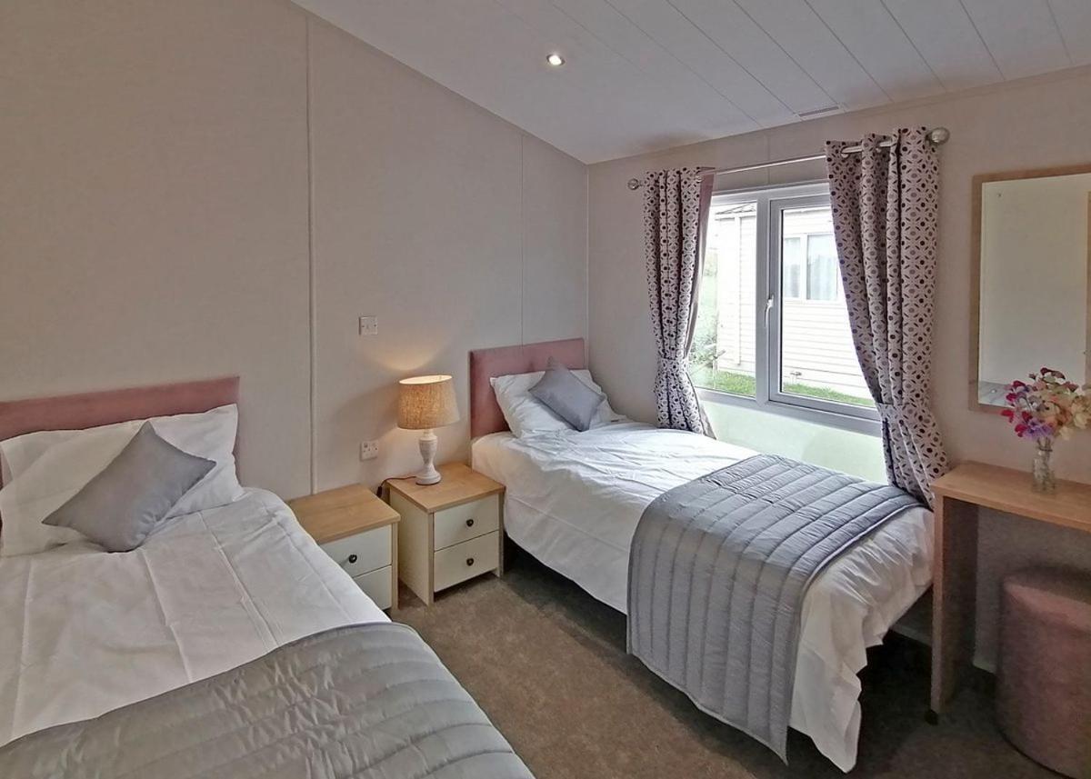 The Springs Lakeside Holiday Park Fladbury Экстерьер фото