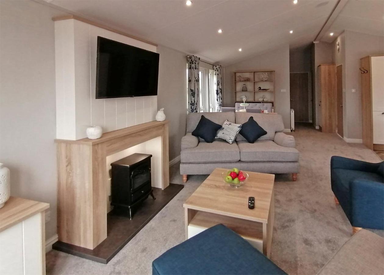 The Springs Lakeside Holiday Park Fladbury Экстерьер фото